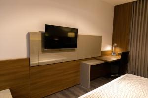 TV at/o entertainment center sa JL Hotel by Bourbon