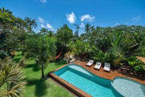 einen Blick über den Pool im Garten in der Unterkunft Sup House Barra Grande in Barra Grande