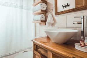 La salle de bains est pourvue d'un lavabo blanc et de serviettes sur un comptoir. dans l'établissement Hostal Lago Cóndor, à Puerto Natales