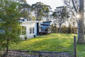 a house in the middle of a yard at Springbank House in Jindy Andy