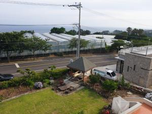 una vista aérea de un edificio con un patio y una calle en Jeju Soroan Pension, en Seogwipo