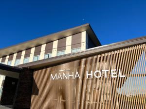 オークランドにあるManha Hotel Auckland Airportの看板付きの建物