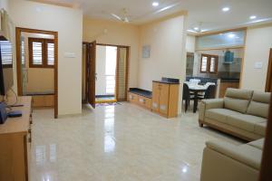 un ampio soggiorno con divano e tavolo di Padma Homes Stay- Luxury Service Apartment 1BHK & 2BHK & 3BHK a Tirupati