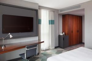 een hotelkamer met een flatscreen-tv en een bed bij Four Points by Sheraton Istanbul Kagithane in Istanbul