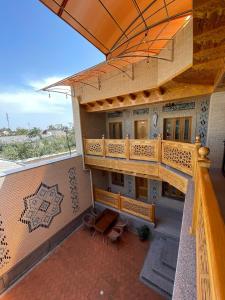 vista su un edificio con balcone di Hanifa Boutique a Samarkand