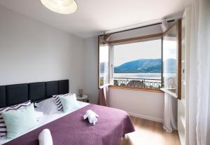 เตียงในห้องที่ T4 avec vue imprenable sur le lac d'Annecy