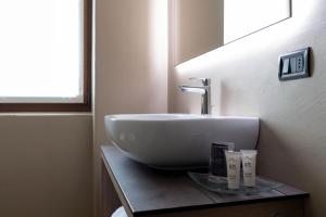 La salle de bains est pourvue d'un lavabo blanc sur un comptoir. dans l'établissement Chalet Vedig, à Santa Caterina di Valfurva