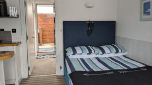 En eller flere senge i et værelse på Private Self Catering Studio Newquay