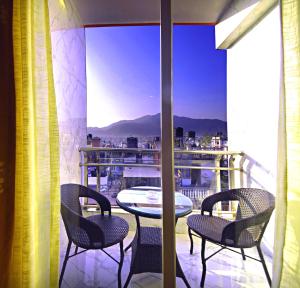 d'une terrasse avec une table et des chaises sur un balcon. dans l'établissement Hotel Simal, à Katmandou