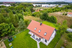 uma vista superior de uma casa com um telhado laranja em Apartamenty Literówka em Mikołajki