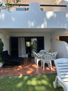 um pátio com uma mesa e cadeiras em Solar dos Pinheiros 105 em Vilamoura