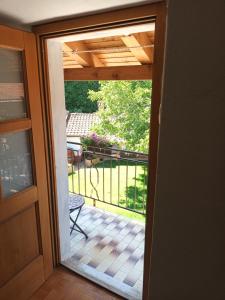 drzwi na balkon z widokiem na patio w obiekcie Apartma Brina 3 w mieście Sežana