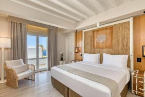 מיטה או מיטות בחדר ב-Santa Marina, A Luxury Collection Resort, Mykonos