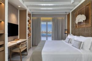 Un pat sau paturi într-o cameră la Santa Marina, A Luxury Collection Resort, Mykonos