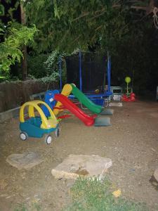 - une aire de jeux pour enfants avec un toboggan et une balançoire dans l'établissement Aloe Apartment in Epidaurus, à Ancient Epidavros