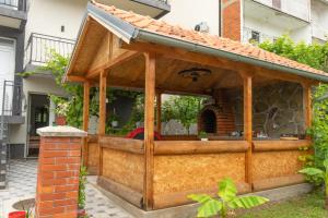 um pavilhão de madeira com um telhado numa casa em Sobe Jovan em Soko Banja