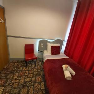 A bed or beds in a room at St Albans Guest House, Dover