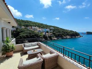 einen Balkon mit Stühlen, einem Tisch und Meerblick in der Unterkunft Regina del Mare in Bar