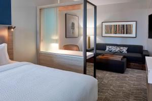 SpringHill Suites by Marriott Nashville Downtown/Convention Center房間的床