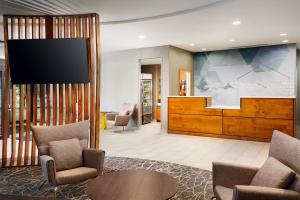 En TV eller et underholdningssystem på SpringHill Suites Boulder Longmont