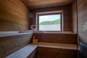 una sauna con finestra in una cabina di legno di Edt 19 a Bad Goisern