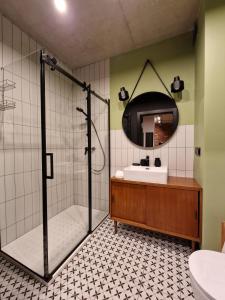 Un baño de Apartamenty LOFTykocin