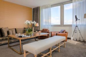 uma sala de estar com um sofá e uma mesa em InterContinental Genève, an IHG Hotel em Genebra