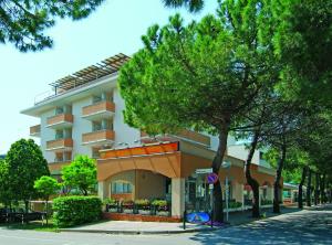 budynek po stronie ulicy w obiekcie Hotel Garni Losanna w Bibione