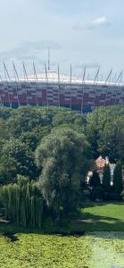 Aed väljaspool majutusasutust Dedek Park - historyczny dworek w pięknym Parku Skaryszewskim obok Stadionu Narodowego