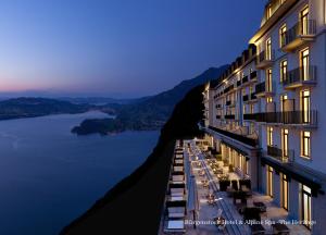 una fila de edificios con vistas al agua en Bürgenstock Hotel & Alpine Spa, en Bürgenstock