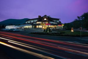 un edificio sul lato di una strada di notte di Hotel Eroplán a Rožnov pod Radhoštěm