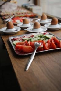 uma mesa com pratos de comida numa mesa com ovos em Wake Up Wellness Hostel em Brno