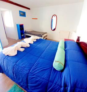 Una cama o camas en una habitación de Viracocha Art Hostel Cachi