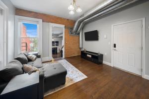 un soggiorno con divano e TV a schermo piatto di City Escape 2BR Steps to TQL near OTR and Downtown a Cincinnati