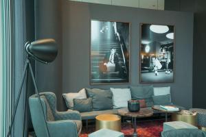 Seating area sa Motel One Berlin-Upper West