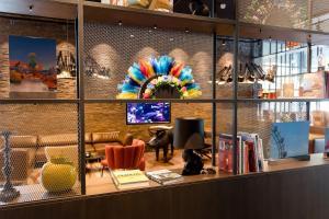 una vitrina en una tienda con una habitación colorida en Motel One Wien-Prater, en Viena