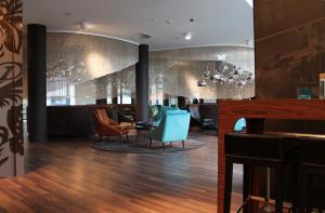 Un lugar para sentarse en Motel One Frankfurt Messe