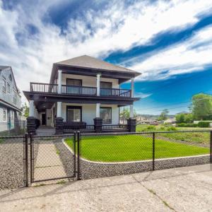 une maison avec une clôture devant elle dans l'établissement Renovated 2 bed 2 bath Near Arena and Downtown, à Spokane