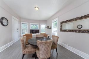 - une salle à manger avec une table et des chaises dans l'établissement Renovated 2 bed 2 bath Near Arena and Downtown, à Spokane