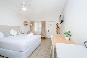 een hotelkamer met 2 bedden en een tafel bij The Marco Polo in Mackay