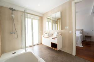 Bilik mandi di Plaza Mina Suites - Adults Recommended by Luxury Suites Cadiz