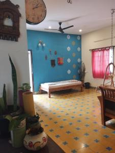 SHI's Shambhavi homestay -On the way to Isha, Maruthamalai房間的床