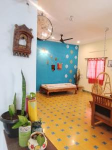 SHI's Shambhavi homestay -On the way to Isha, Maruthamalai房間的床