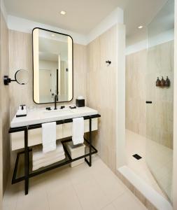 A bathroom at The Pearle Hotel & Spa, Autograph Collection