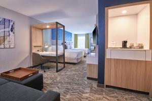 SpringHill Suites by Marriott Detroit Dearborn في ديربورن: غرفه فندقيه بسريرين وصاله