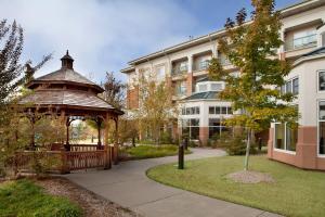 einen Pavillon in einem Park neben einem Gebäude in der Unterkunft Courtyard by Marriott Fort Smith Downtown in Fort Smith