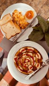 uma mesa com um prato de comida com camarão e torradas em Villa Thavisouk Legend - Luang Prabang em Luang Prabang