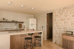 A kitchen or kitchenette at Home By The Sea