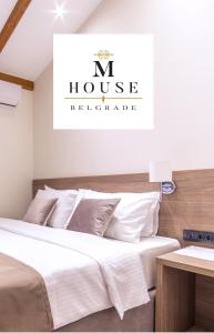 Tempat tidur dalam kamar di M House Belgrade Residences B&B