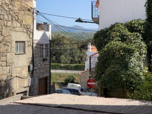 un vicolo con un cartello rosso di stop e un edificio di Casa das Flores a Oliveira do Hospital